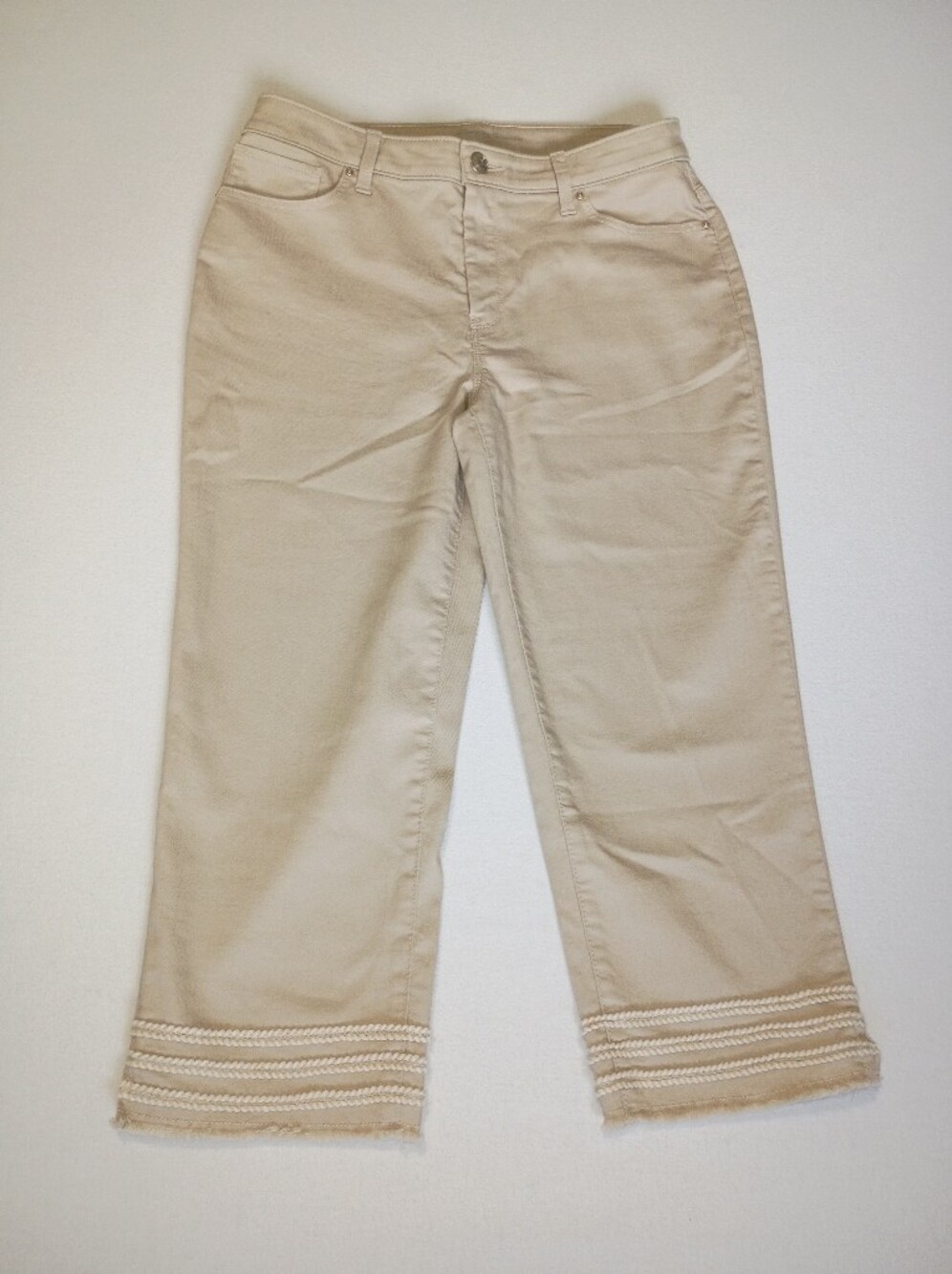 Chico’s Beige Cropped Jeans Frayed Embroidered Hem Capris Womens Size 0.5 Sm 6